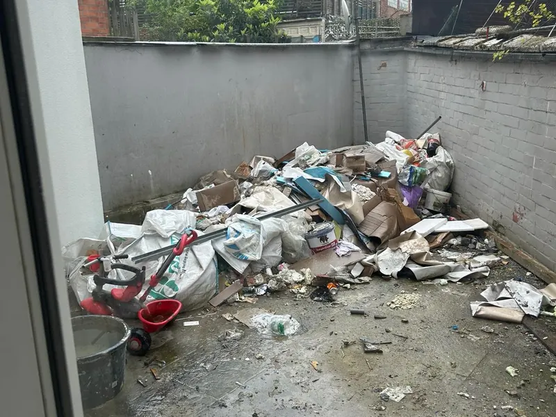 gestripte binnenkoer met puin
