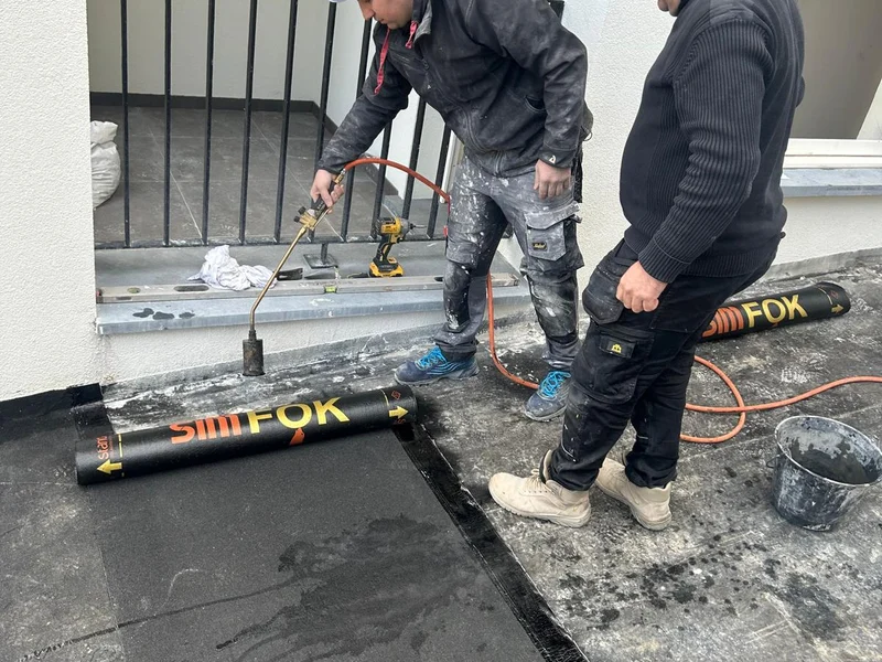 twee vaklui op het plat dak met roofing