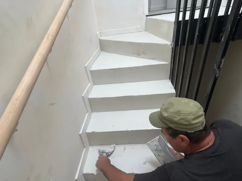 vakman pleistert betontrap