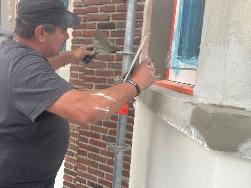 gevelwerker bepleistert raamomlijsting