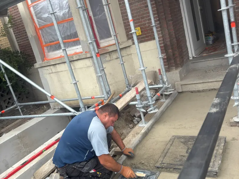 vakman werkt aan gevelvoet