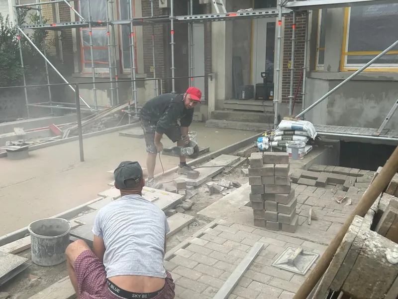 voortuin met klinkers leggen
