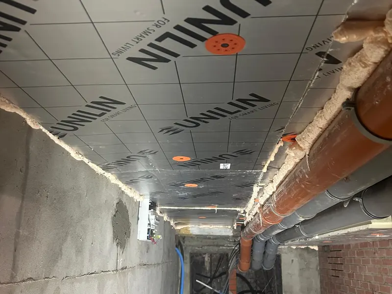 kelder met nieuwe leidingen en isolatie