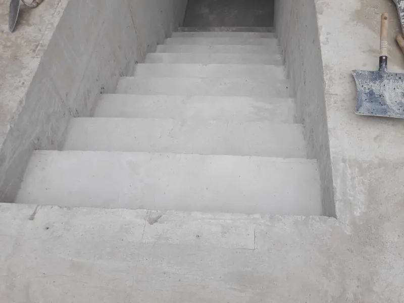 afgewerkte betontrap naar kelder