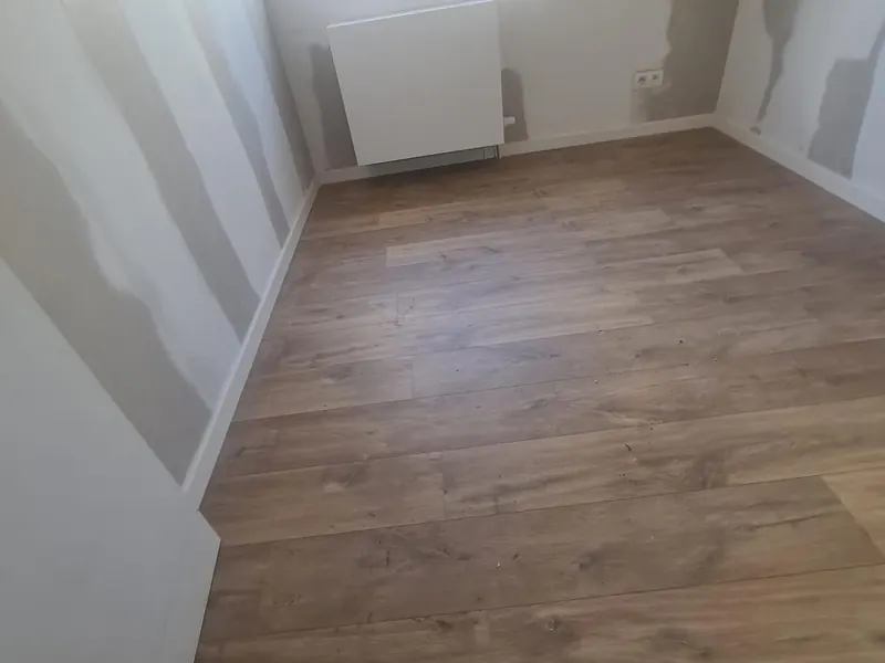 appartement met nieuwe vloer en radiator