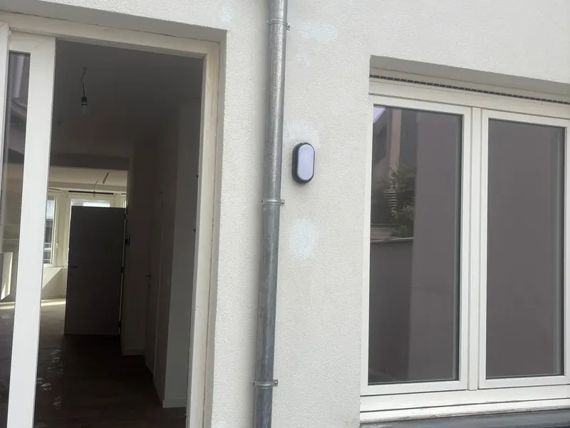 afgewerkte kamer met deur en licht