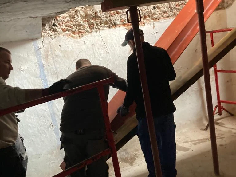 ploeg plaatst poutrel