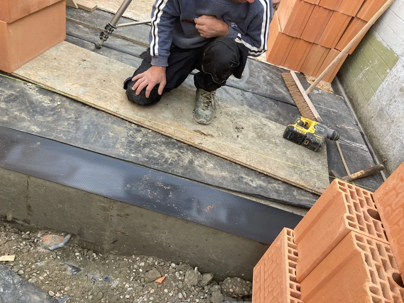 metselaar aan nieuwe muur in snelbouw