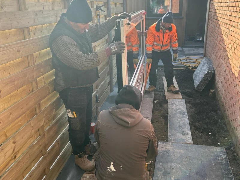 ploeg werkt in de gang met houten gevelbekleding