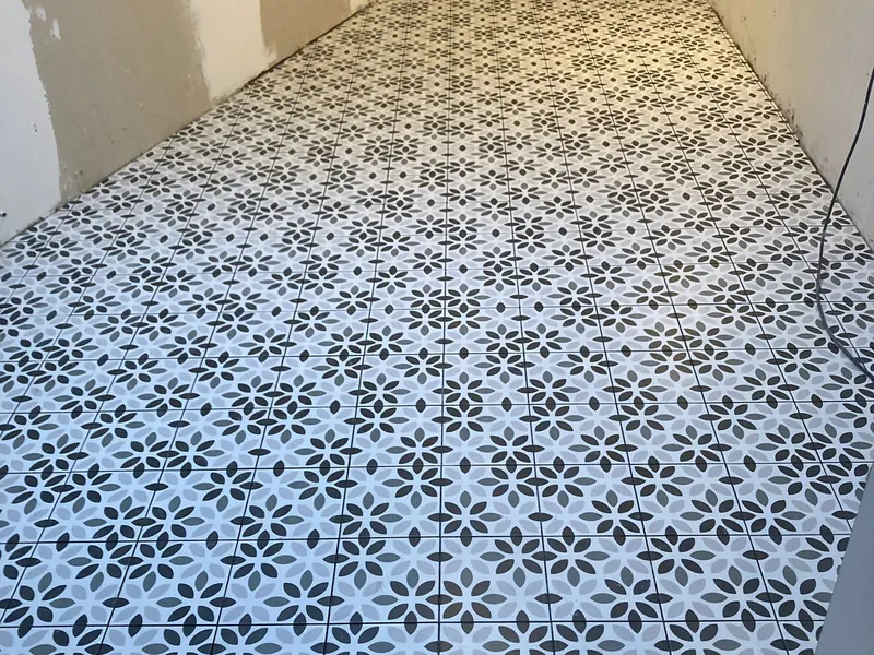 cementtegels in de hal, afgewerkt