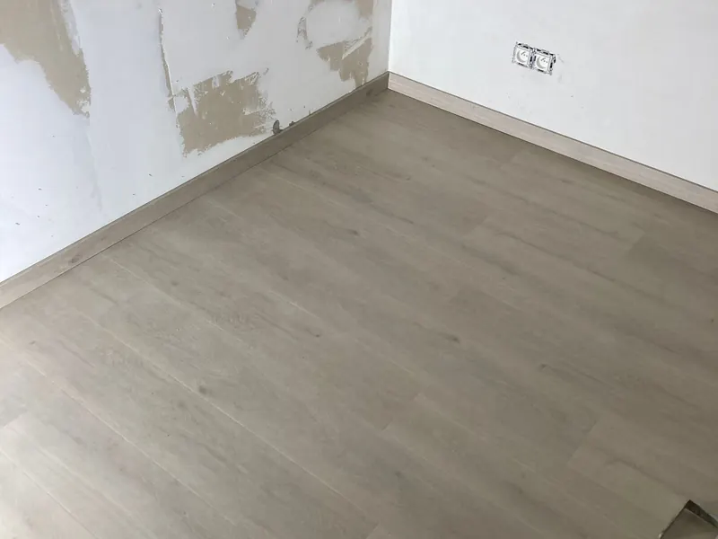 Afgewerkte kamer met parket bij de totaalrenovatie in Bonheiden