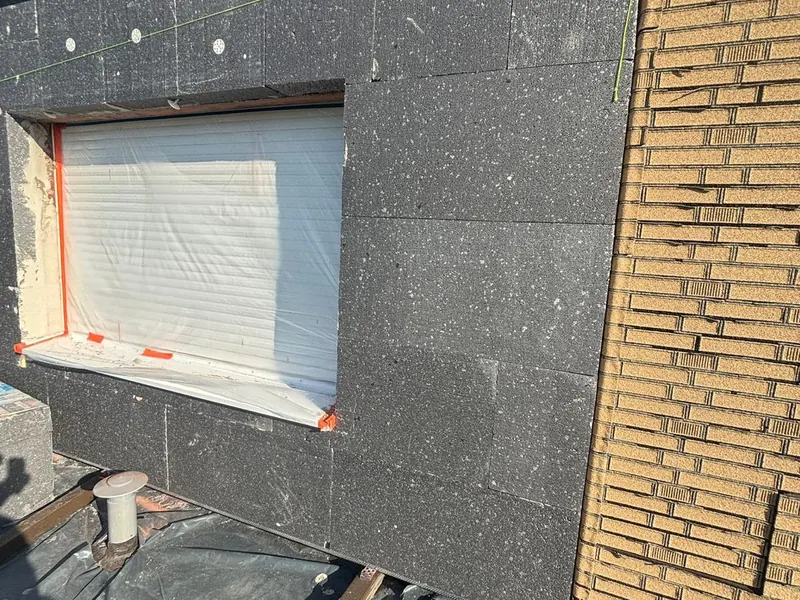 isolatieplaten geplaatst rond raam