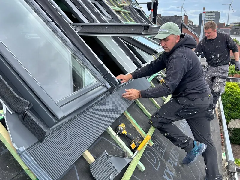 vakman plaatst velux in het dak