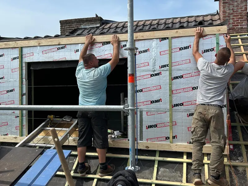 twee vaklui isoleren de dakkapel buiten