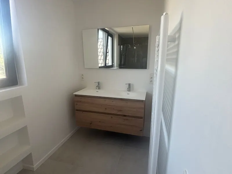 nieuwe badkamer onder het dak met dakraam
