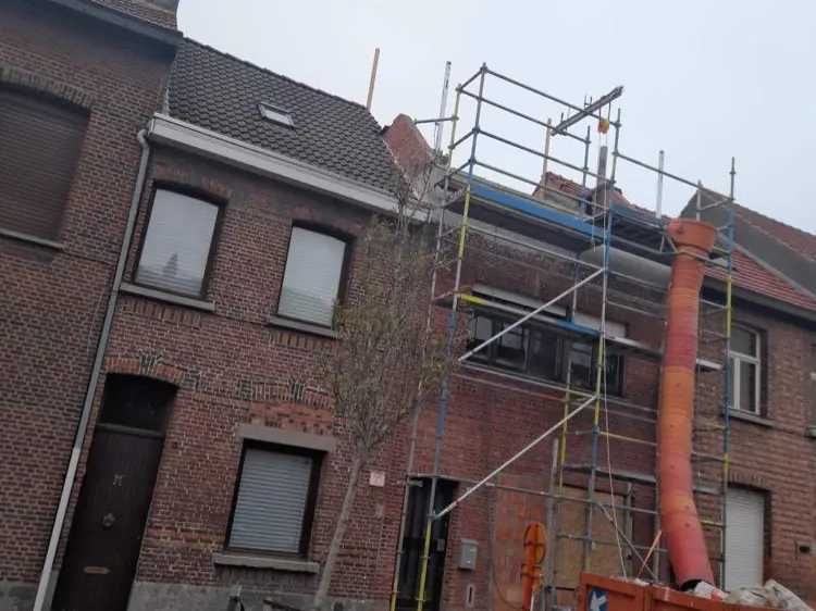 woning in de steigers bij de start met kraan