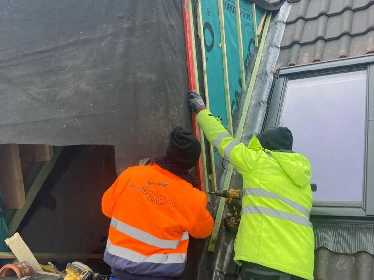 twee vaklui in fluo bij de dakkapel