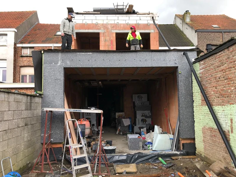 twee vaklui op de nieuwe achterbouwmuur