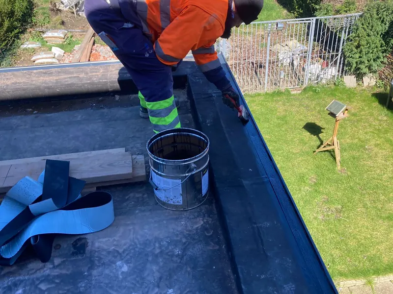 dakwerker in fluo plakt EPDM op plat dak