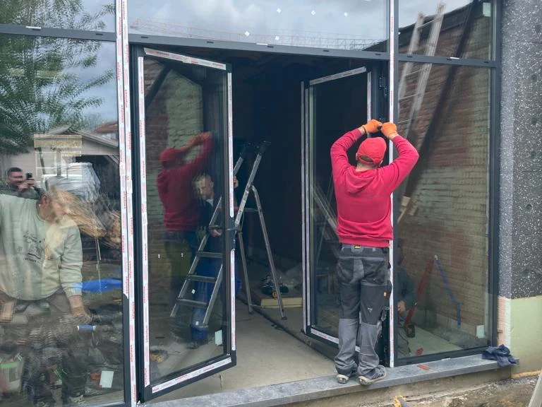 vakman in rood plaatst groot zwart raam