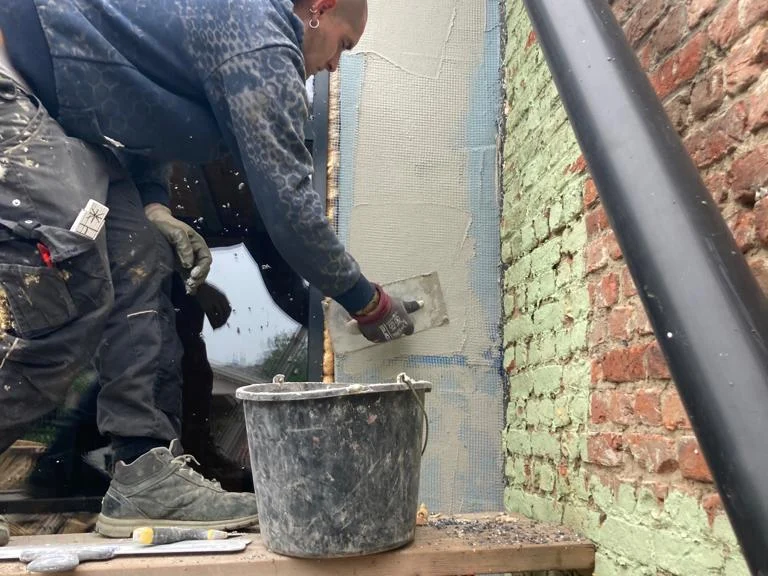 twee vaklui cementeren de gevel