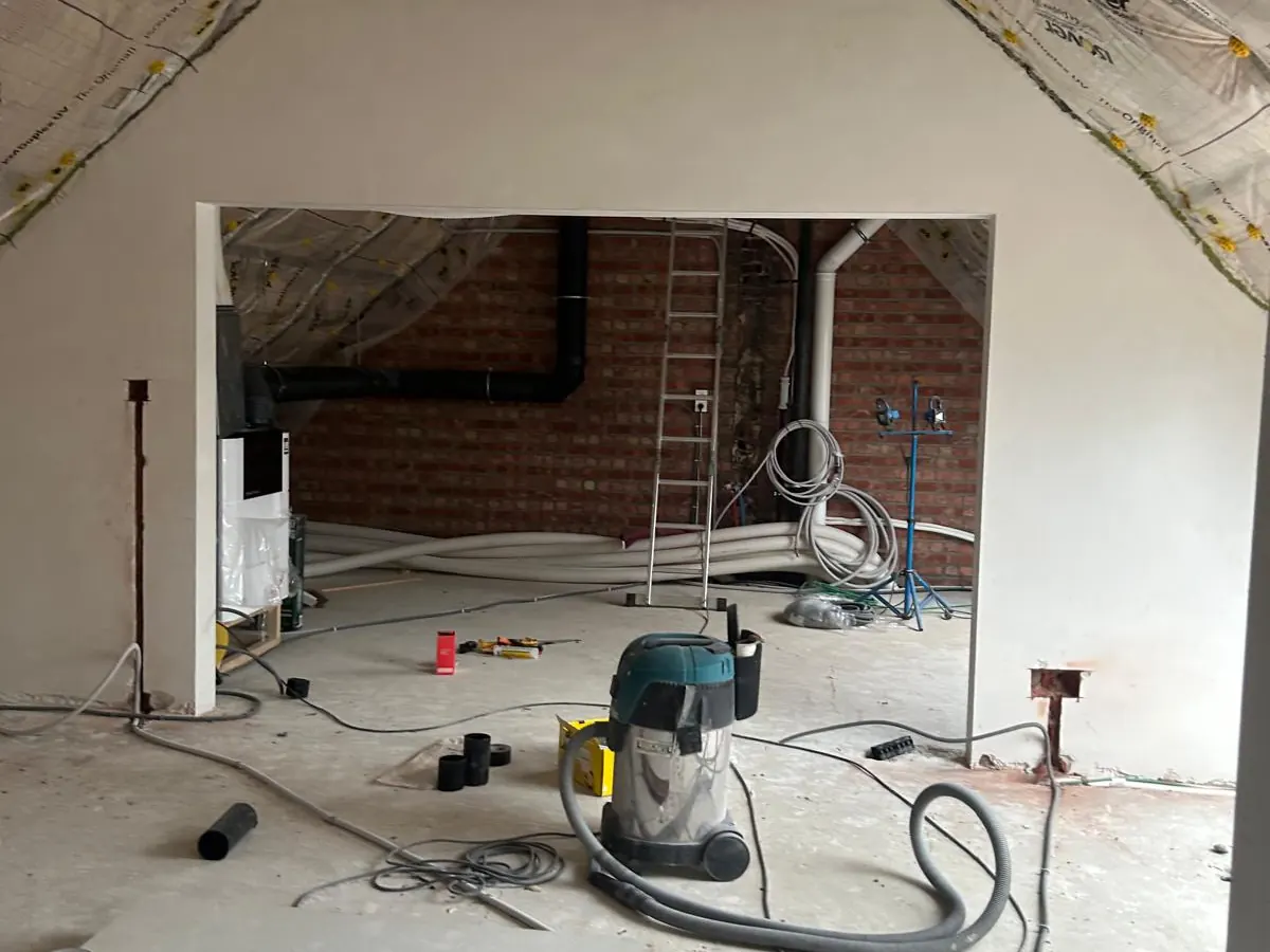 Zolder afgewerkt tot woonruimte in Herent, voor de werken