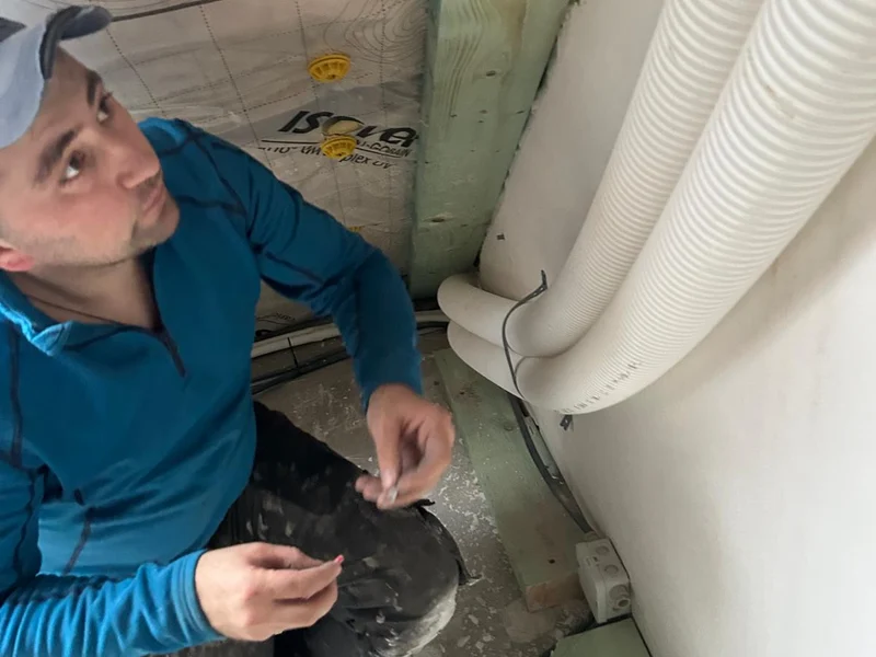 vakman op ladder, houten stijlwerk