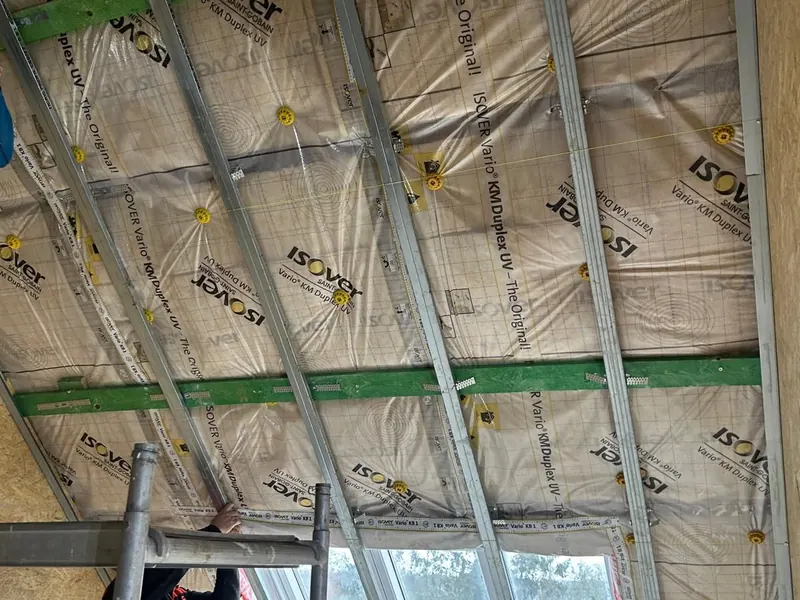 ploeg op stelling aan plafond