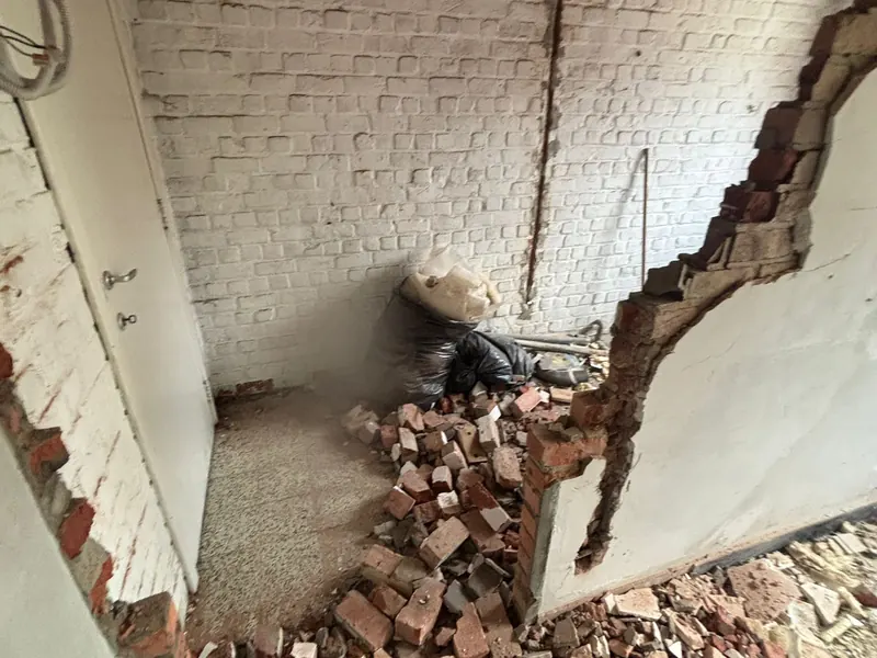 oude bakstenen aanbouw voor de afbraak