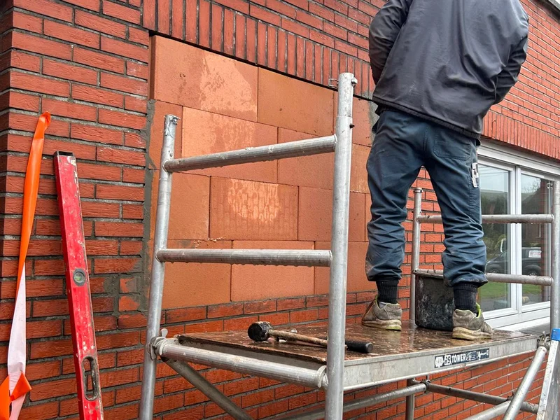 metselaar op stelling aan nieuwe snelbouwmuur