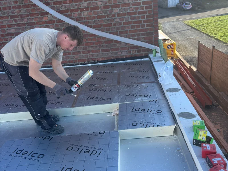 twee vaklui leggen dakisolatie