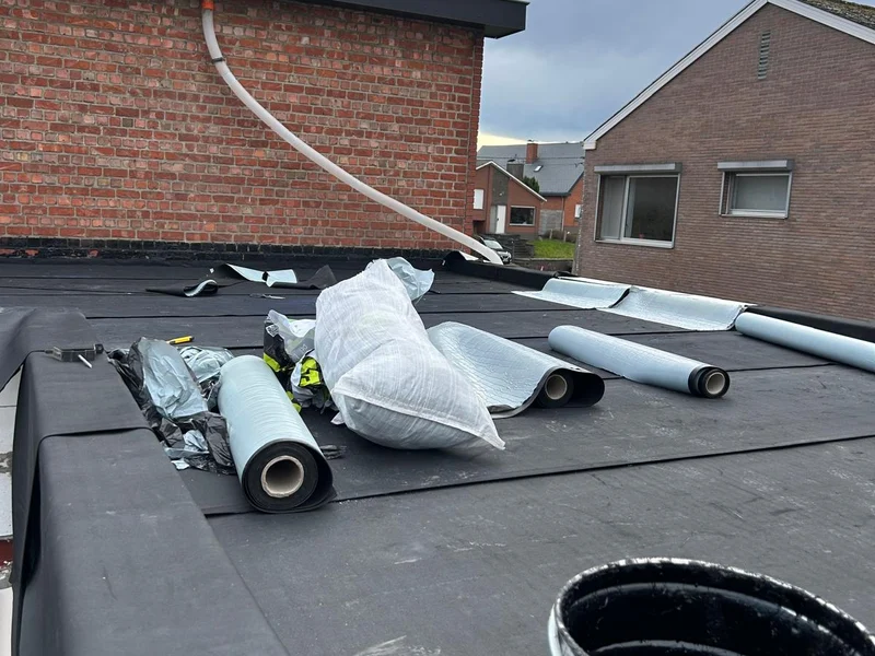 dakwerker rolt EPDM uit op plat dak