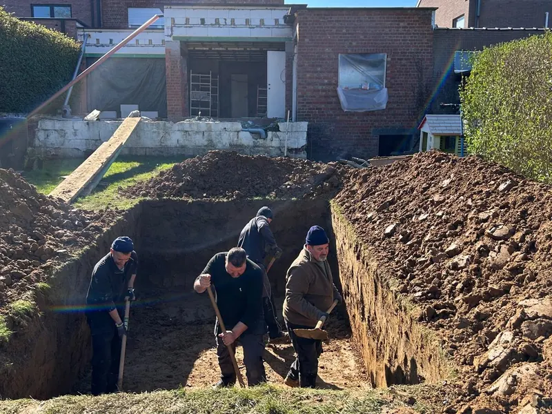 ploeg werkt aan de put voor regenwater