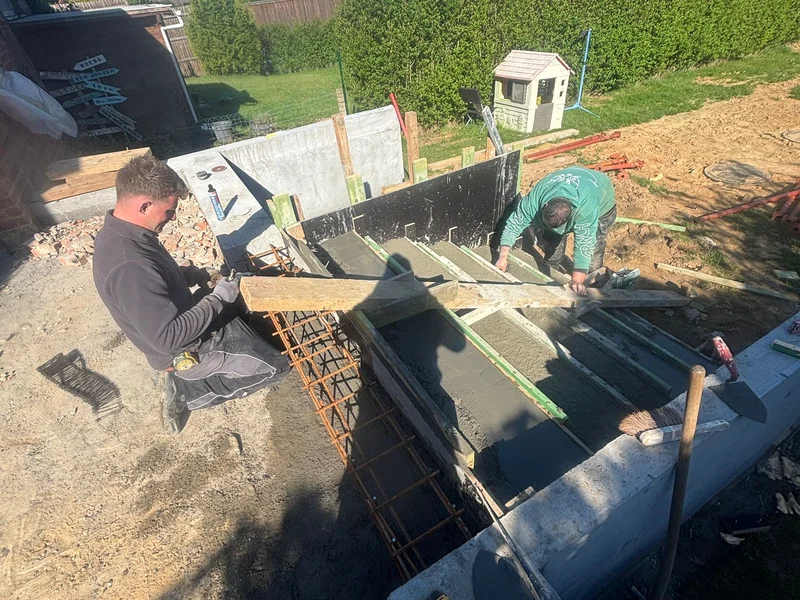 twee vaklui storten de betonnen trede