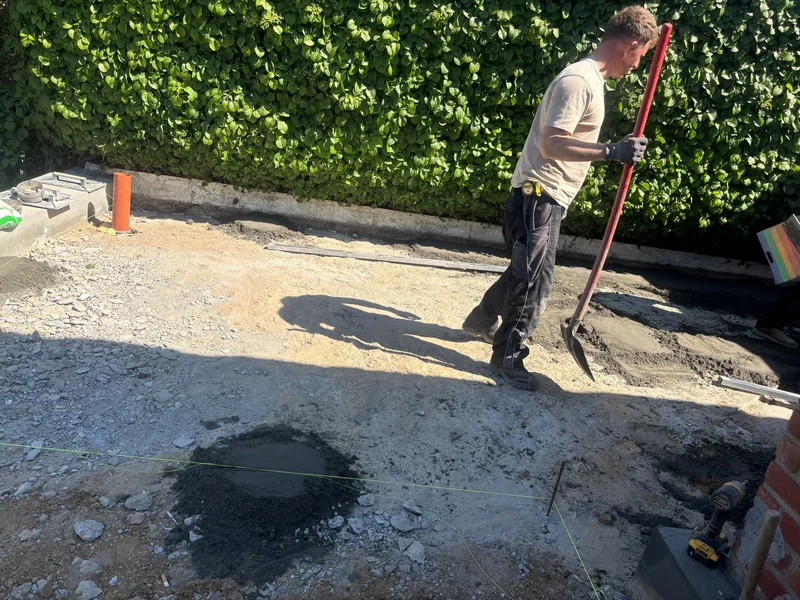 vakman trekt chape van het terras af