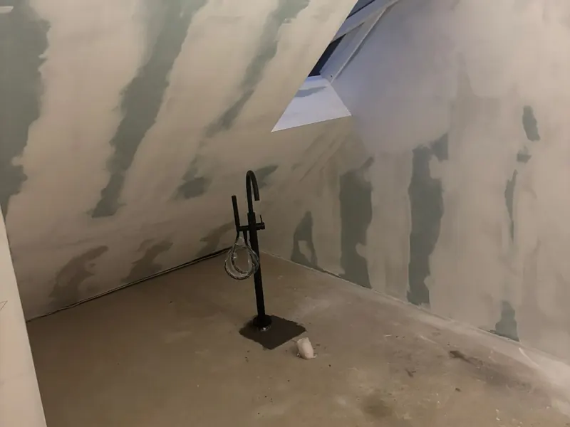 badkamer met vrijstaande kraan, klaar voor afwerking