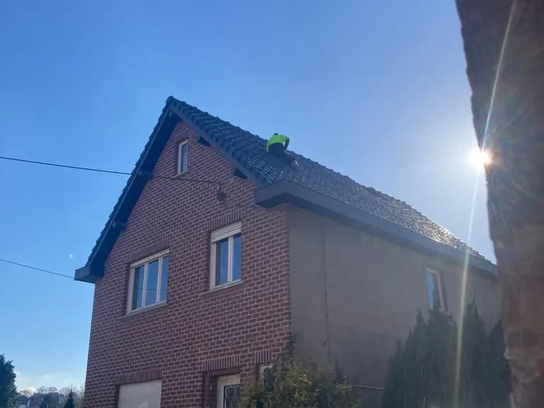 woning met oude aanbouw voor de werken