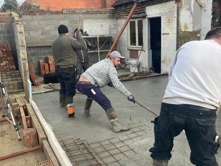 twee vaklui effenen de betonvloer