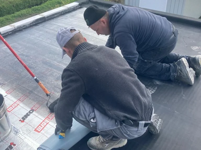twee dakwerkers plakken EPDM