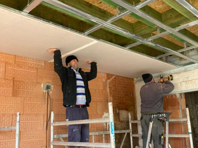 twee vaklui monteren gyproc plafond
