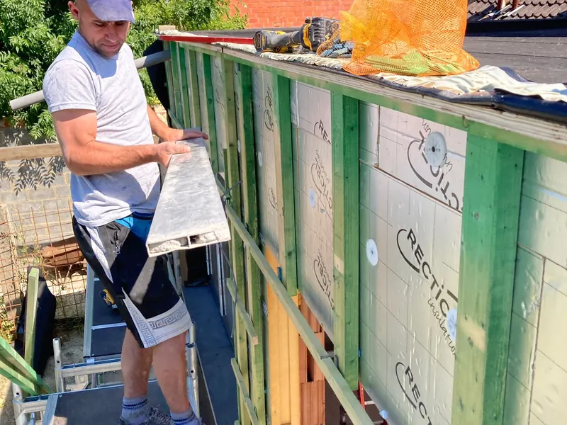 vakman plaatst dorpel op uitbouw