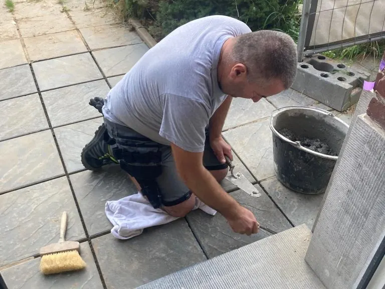 tegelzetter op terras