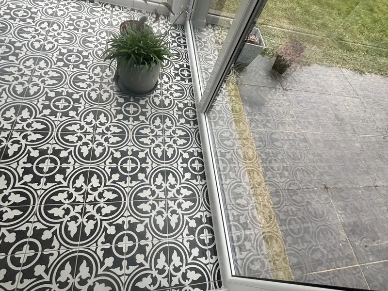 cementtegels in de uitbouw met plant