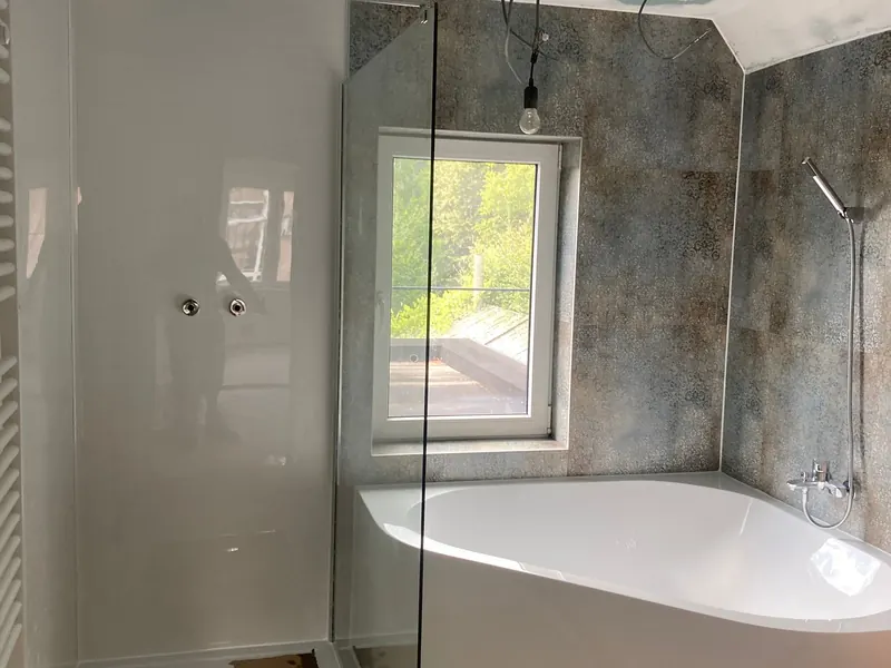 nieuwe badkamer met bad en douche
