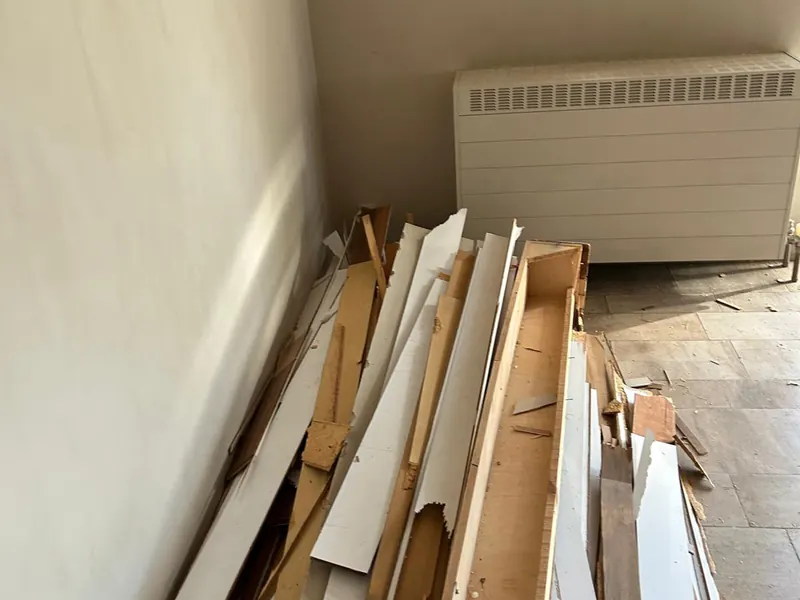 kamer met oude radiator en afbraakmateriaal