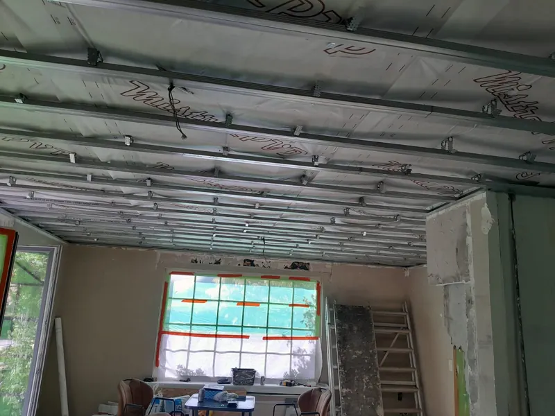 nieuw metalstud plafond, strak patroon