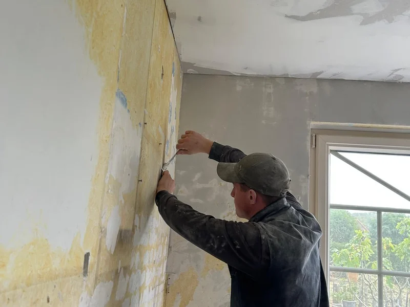 pleisteraar aan de muur