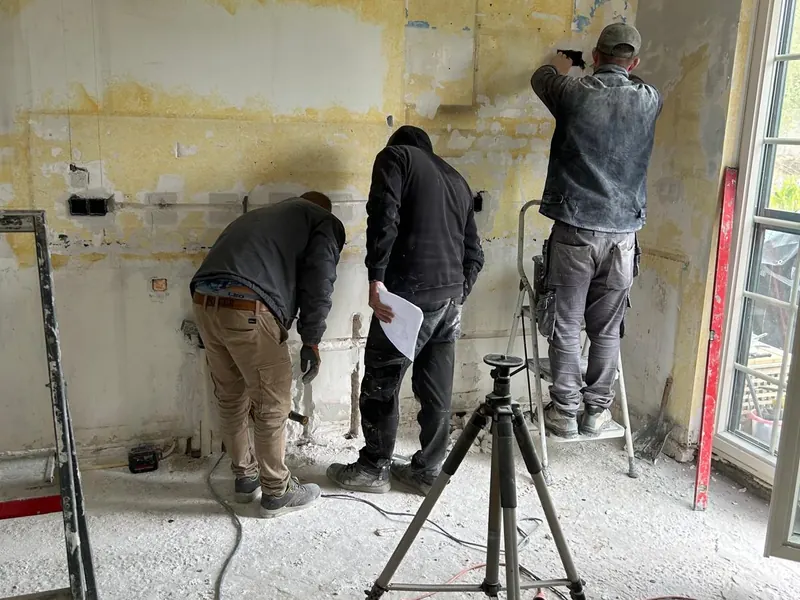 ploeg werkt aan elektriciteit en pleister