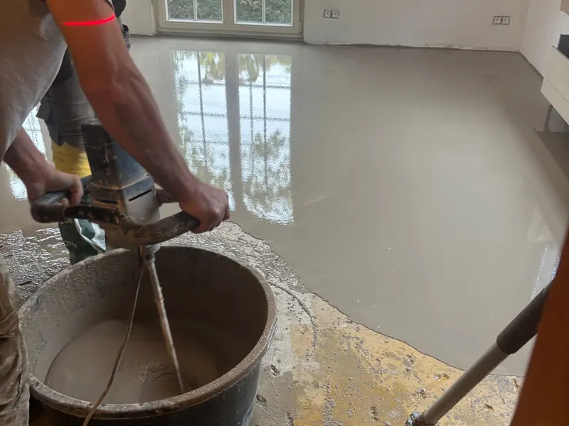 chape gieten met mixer, vakman