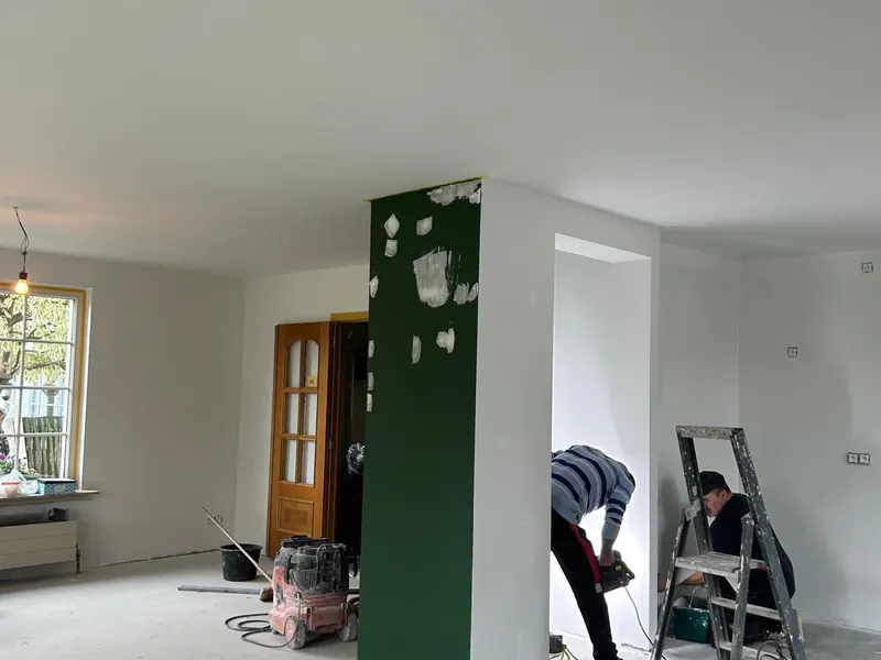 schilder aan groene accentwand